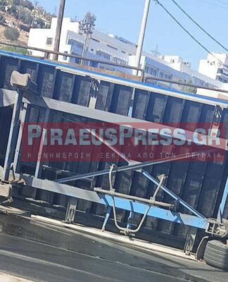 Τούμπαρε νταλίκα στο Κερατσίνι!