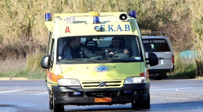 Σοκ – Ηλικιωμένη έπεσε από το μπαλκόνι για να γλιτώσει από τον γιο της