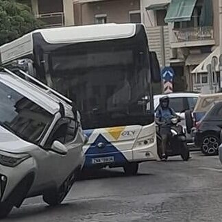 Απίστευτο τροχαίο στο Πασαλιμάνι – Το αυτοκίνητο σηκώθηκε στις 2 ρόδες!