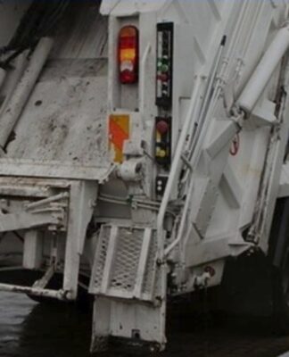 Φρίκη στο Πέραμα: 44χρονη κατήγγειλε ότι την βίασε συνάδελφός της σε απορριμματοφόρο