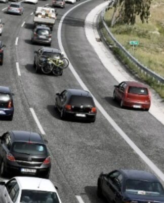 Σύγκρουση αυτοκινήτων τώρα σε λεωφόρο της Αθήνας – Προβλήματα στην κυκλοφορία