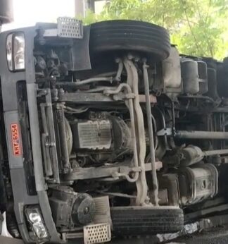 EKTAKTO – Ανατροπή νταλίκας σε μεγάλη λεωφόρο της Αθήνας – Στο «κόκκινο» η κίνηση