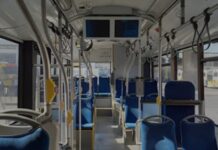 Τpόμος για τους επιβάτες: Επιτέθηκαν με πέτρες σε λεωφορείο