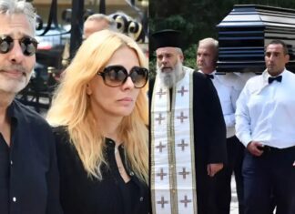 «Ράκος» η Σμαράγδα Καρύδη στην κηδεία του Ντίνου Καρύδη – Στο πλευρό της ο Θοδωρής Αθερίδης