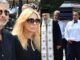 «Ράκος» η Σμαράγδα Καρύδη στην κηδεία του Ντίνου Καρύδη – Στο πλευρό της ο Θοδωρής Αθερίδης