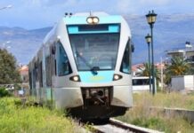 Αθήνα: Παρ’ ολίγον σύγκρουση τρένου με τουριστικό λεωφορείο