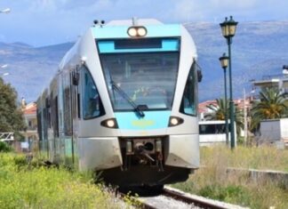 Αθήνα: Παρ’ ολίγον σύγκρουση τρένου με τουριστικό λεωφορείο