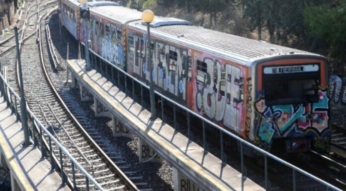 Φωτιά τώρα σε συρμό του Ηλεκτρικού – Οι επιβάτες κατέβηκαν στις γραμμές!