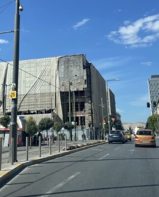 Πειραιάς – Μεγάλος κίνδυνος: Το γιγαντιαίο πανί στο γιαπί της Ραλλείου είναι έτοιμο να καταρρεύσει! (βίντεο + φωτο)