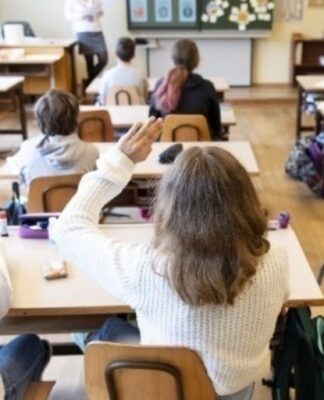Το πρώτο δημόσιο σχολείο που επαναφέρει την σχολική στολή