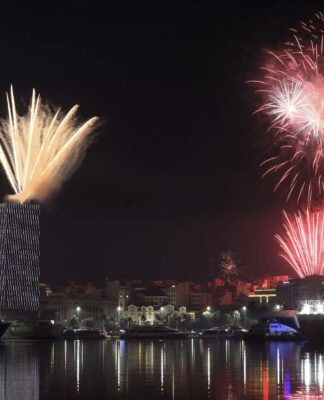 Ο Πειραιάς υποδέχεται το νέο έτος με ένα εντυπωσιακό υπερθέαμα πυροτεχνημάτων, βεγγαλικών και φωτισμών !