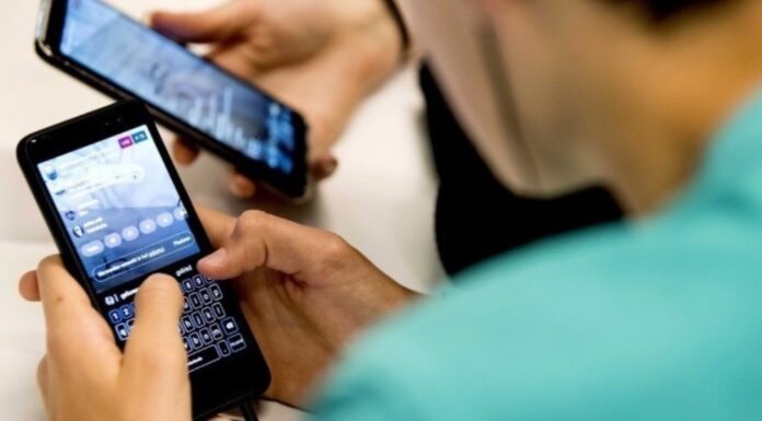 Τι αποκαλύπτει για την προσωπικότητα και τον χαρακτήρα σας ο τρόπος που κρατάτε το κινητό σας