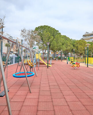 Νέα παιδική χαρά για παιδιά ΑμεΑ στα Καμίνια (φωτο)