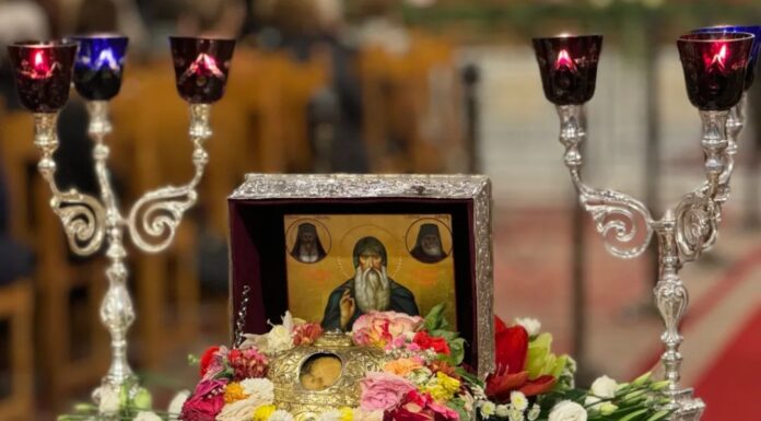 Χιλιάδες πιστοί στον Πειραιά για την Τιμία Κάρα του Οσίου Δαβίδ – Πότε αναχωρεί