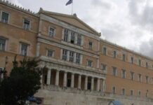 Επεισόδια στο Σύνταγμα: Αστυνομικός με εγκαύματα μεταφέρθηκε στο ιατρείο της Βουλής