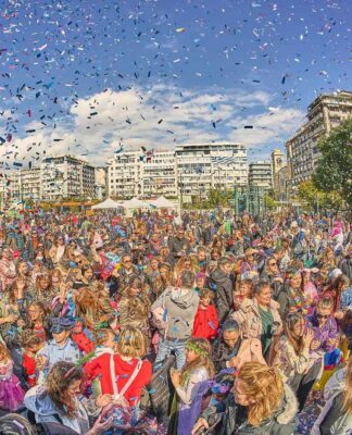 Χιλιάδες Πειραιώτες στο Αποκριάτικο καρναβαλοπάρτυ στην Πλατεία Κοραή (φωτό)