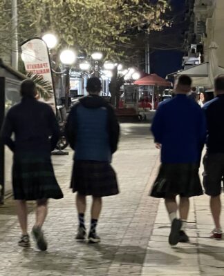Γιατί γέμισε ο Πειραιάς με άνδρες που φορούν φούστα; (φωτό)