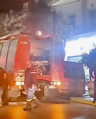 Φωτιά στον Πειραιά: Στάχτη έγινε κατάστημα στην Καλλίπολη