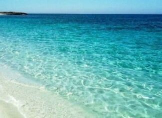 Το άγνωστο εξωτικό ελληνικό νησί που έχει ζεστά νερά όλο το χρόνο και καθόλου κύμα