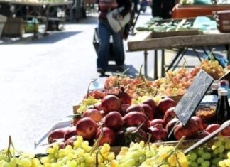 Μεγάλο τμήμα μπαλκονιού έπεσε πάνω σε πάγκο λαϊκής αγοράς