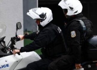 18χρονος οδηγός μηχανής δεν σταμάτησε σε έλεγχο και τραυμάτισε δύο αστυνομικούς