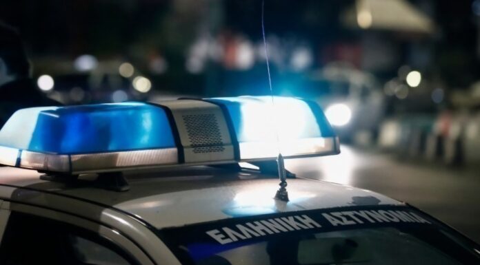 Σοκαριστικό τροχαίο: Οδηγός γκρέμισε κατάστημα και πήρε φωτιά το ΙΧ – «Ακούστηκε σαν βόμβα» (βίντεο)