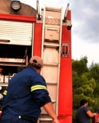 Φωτιά στην Αττική – Καίει δίπλα σε σπίτια