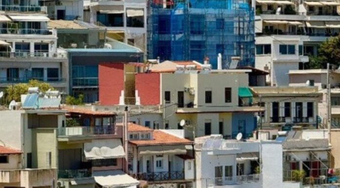 Πειραιάς: Κομμάτι από μπαλκόνι αποκολλήθηκε και έπεσε στον δρόμο