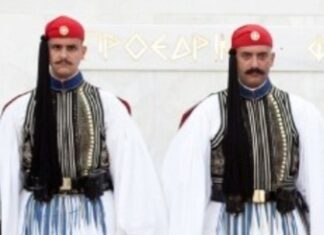 Εύζωνες έσωσαν την 67χρονη που αυτοπυρπολήθηκε στην Αίγλη Ζαππείου – Τους συνεχάρη ο Πρόεδρος της Δημοκρατίας