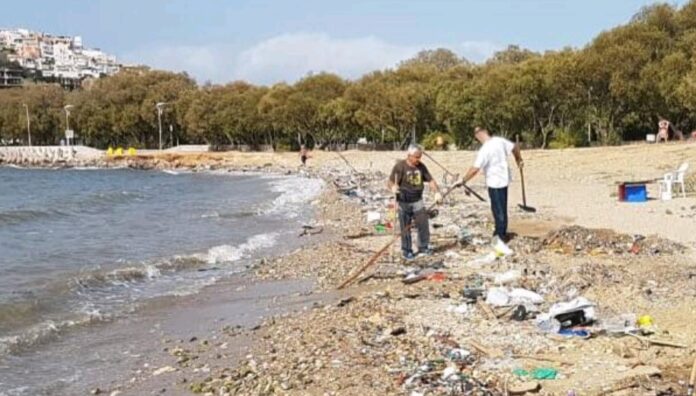 Δείτε σε ποιες παραλίες του Πειραιά απαγορεύεται το μπάνιο!