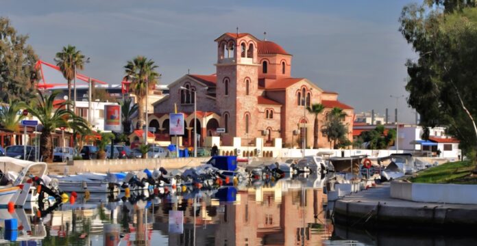 Πανηγυρίζει η Παναγία η Μυρτιδιώτισσα στον Πειραιά