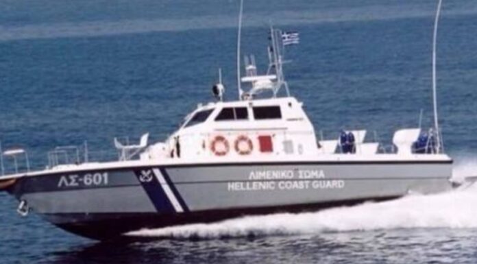 Ιστιοπλοϊκό τυλίχθηκε στις φλόγες