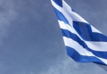 Τουρίστρια κατέβασε την ελληνική σημαία και επιτέθηκε σε αστυνομικούς – Αυτή η ποινή της επιβλήθηκε