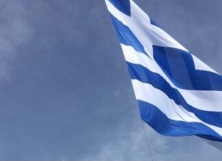 Τουρίστρια κατέβασε την ελληνική σημαία και επιτέθηκε σε αστυνομικούς – Αυτή η ποινή της επιβλήθηκε