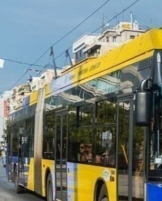 Χαμός σε τρόλεϊ στη Δραπετσώνα: Επιβάτης τρόλεϊ άρπαξε το τιμόνι από τον οδηγό και προκάλεσε τροχαίο (βίντεο)