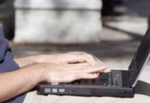 «Ακούγεται υπερβολικό, αλλά είναι αλήθεια» – Πόσο χρόνο της ζωής μας περνάμε μπροστά σε οθόνες;
