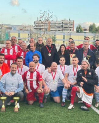 Ο Γιάννης Μώραλης στον φιλικό αγώνα των Βετεράνων του Ολυμπιακού με την ομάδα του Αντικαρκινικού Νοσοκομείου Πειραιά «Μεταξά»