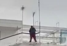 Κορυδαλλός: Γυναίκα απειλεί να πέσει από την ταράτσα! (φωτο)