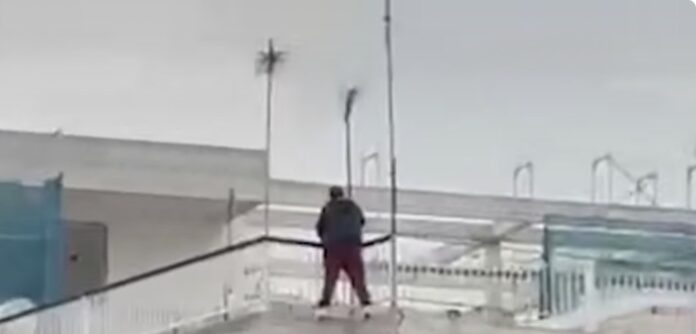 Κορυδαλλός: Γυναίκα απειλεί να πέσει από την ταράτσα! (φωτο)