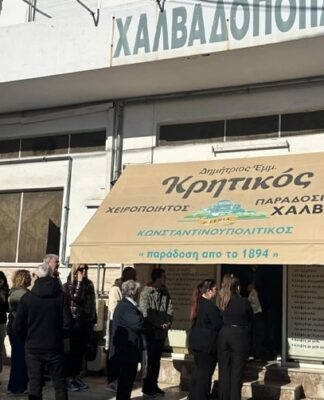 Πειραιάς: Ατέλειωτες ουρές και φέτος για τον καλύτερο χαλβά της Ελλάδας!