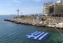 Η Γαλανόλευκη στη θάλασσα του Πειραιά για την Εθνική Επέτειο της 25ης Μαρτίου 1821