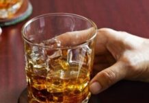 Σύλληψη παππού, πατριού και ιδιοκτήτριας καταστήματος επειδή επέτρεψαν την κατανάλωση αλκοόλ σε 14χρονο