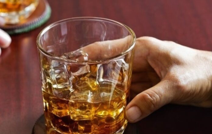 Σύλληψη παππού, πατριού και ιδιοκτήτριας καταστήματος επειδή επέτρεψαν την κατανάλωση αλκοόλ σε 14χρονο