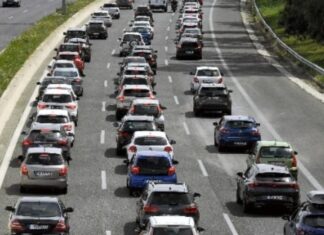 Έξοδος Αγίου Πνεύματος: «Έμφραγμα» 12 χιλιομέτρων στον Κηφισό, προβλήματα στην Αττική Οδό, καθυστερήσεις στην Αθηνών – Κορίνθου