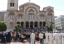 Πανηγυρίζει η Αγία Τριάδα στον Πειραιά
