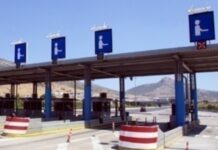 Σύγκρουση ΙΧ με νταλίκα σε διόδια – Αναστάτωση στην κυκλοφορία