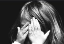 Σοκ: Πατέρας κακοποίησε το παιδί του μπροστά στα μάτια περαστικών