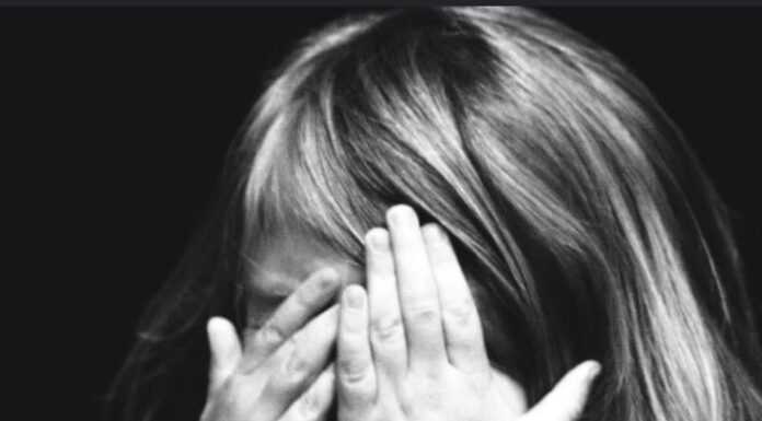 Σοκ: Πατέρας κακοποίησε το παιδί του μπροστά στα μάτια περαστικών