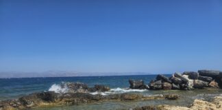 Θρίλερ για τον αγνοούμενο 20χρονο κολυμβητή: Σταμάτησαν οι έρευνες λόγω των ανέμων