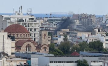 Φωτιά τώρα στον Πειραιά! (φωτο)